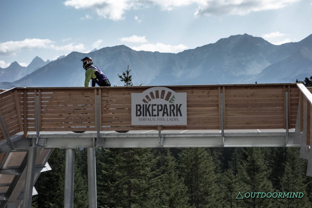 Patrick in Serfaus Bikepark auf der Bruecke mit Panorama (c) Outdoormind Patrick in Serfaus Bikepark auf der Bruecke mit Panorama (c) Outdoormind