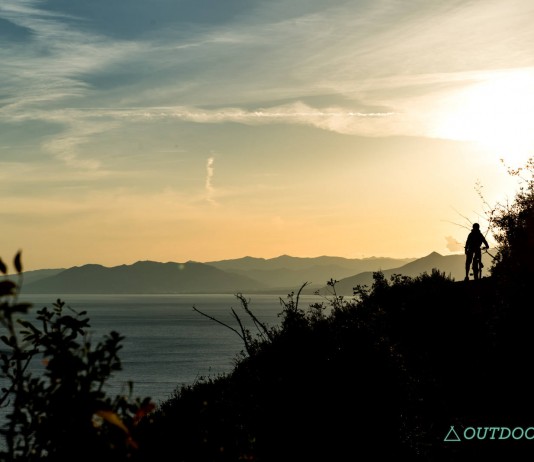 Finale Ligure Bike Shuttle: Anbieter, Preise und Tipps für euren Shuttletag Sonnenuntergang auf den Trails in Finale Ligure