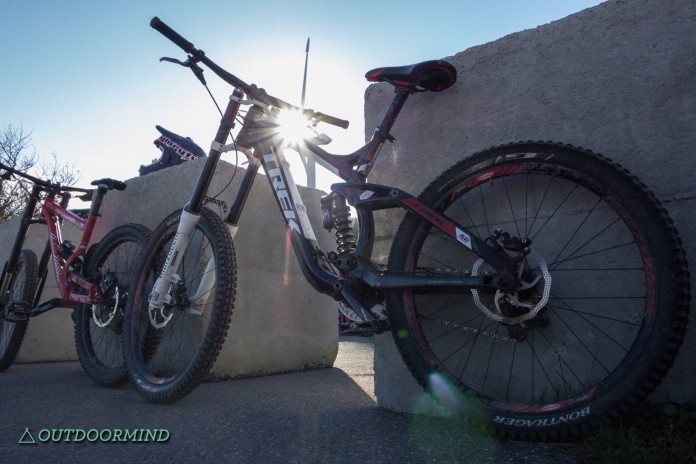 Trek Session an den Betonbloecken der Nato Base in Finale Ligure