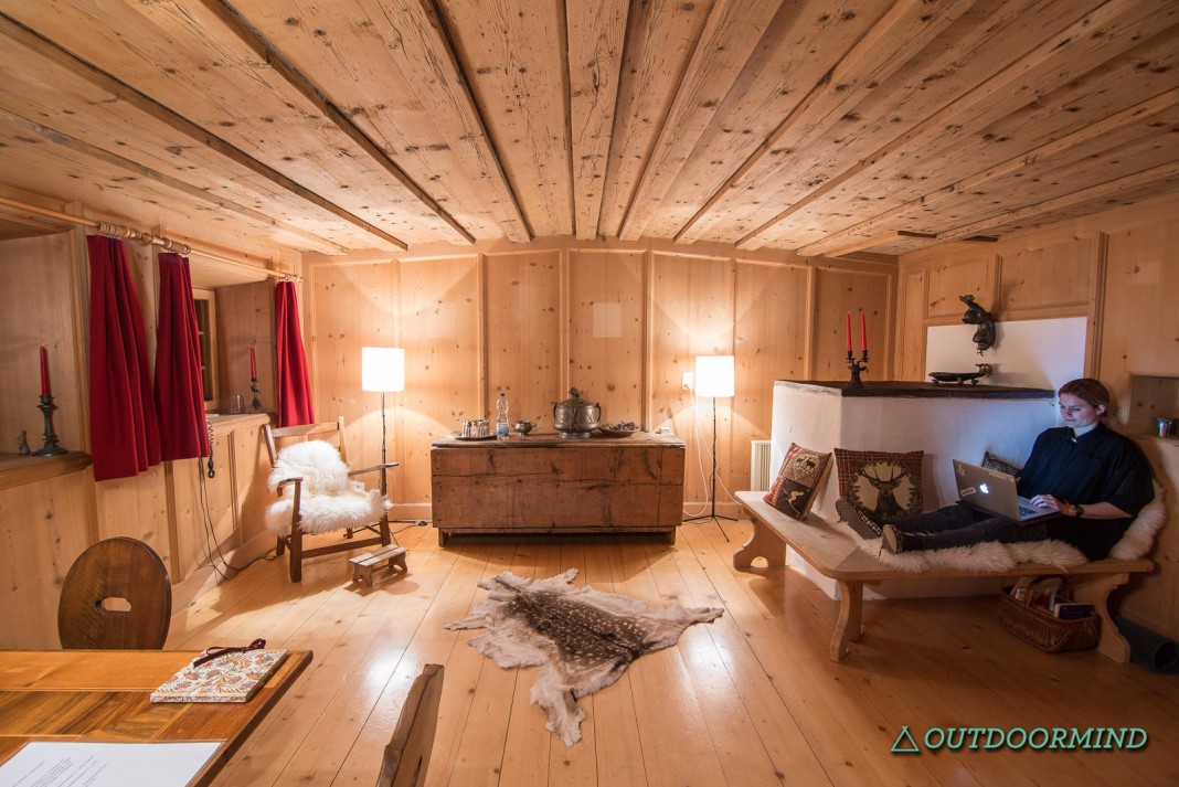 Wohnzimmer-mit-Kachelofen-Tgesa-Ferrera-Schmitten Arvenholz-Stüva im Tgesa Ferrera