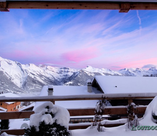 Winter-Hideaways in der Schweiz: 7 Rückzugsorte für Paare und Familien Traumhafte Aussicht vom Chalet auf die Walliser Alpen