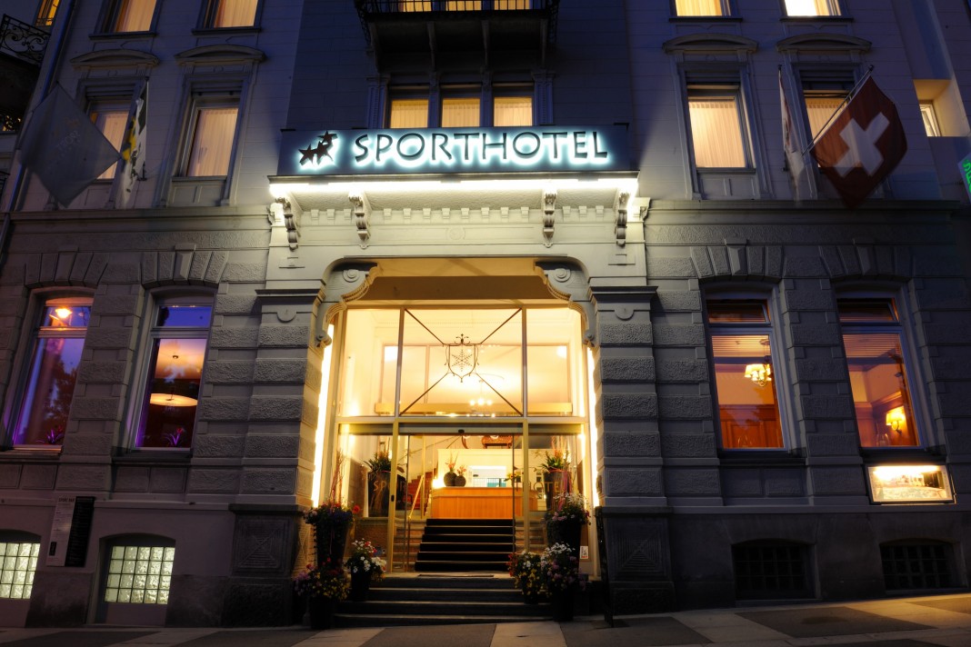 Sporthotel Pontresina Eingang Abend