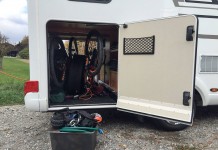 Bike-Pflege mit Kindern: Der Frühjahrsputz fürs Familienbike Die Bikes finden perfekt Platz im Hymermobil Exsis-i 588