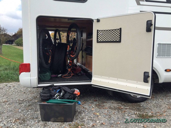 Perfekter-Platz-fuer-Bikes-Hymermobil-Exsis-i-588-Outdoormind Die Bikes finden perfekt Platz im Hymermobil Exsis-i 588