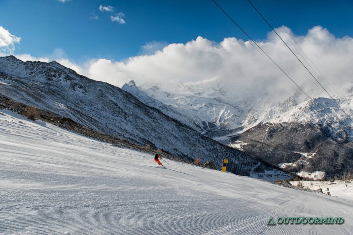 Roxy-Piste-Skifahren-Saas-Grund-Outdoormind Roxy auf den Pisten in Saas Grund