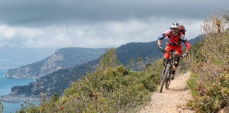 Biken in Finale Ligure: Trails, Shuttle und Familientipps Mountainbiker auf einem Trail oberhalb von Varigotti bei Finale Ligure