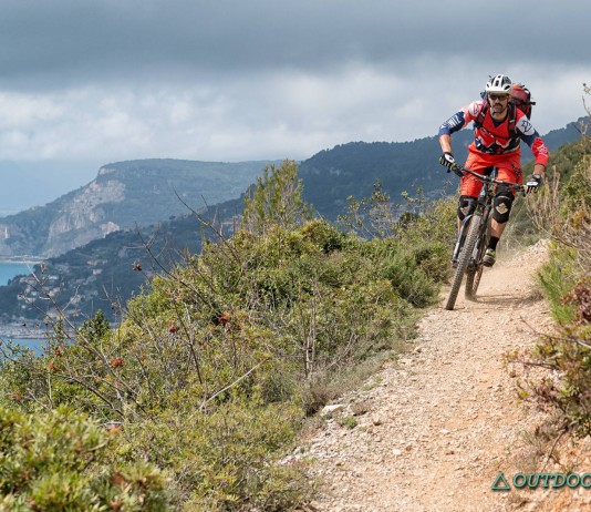 Biken in Finale Ligure: Trails, Shuttle und Familientipps Mountainbiker auf einem Trail oberhalb von Varigotti bei Finale Ligure