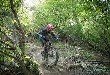 Finale Ligure Bike Shuttle: Anbieter, Preise und Tipps für euren Shuttletag Mountainbikerin fährt über felsigen Untergrund auf dem Dolmen-Trail in Finale Ligure