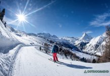 Familienfreundliche Skigebiete Schweiz: Guide 2026/27 Skifahrerin auf einer Piste in Zermatt mit Blick auf das Matterhorn