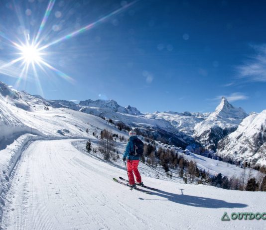 Familienfreundliche Skigebiete Schweiz: Guide 2026/27 Skifahrerin auf einer Piste in Zermatt mit Blick auf das Matterhorn