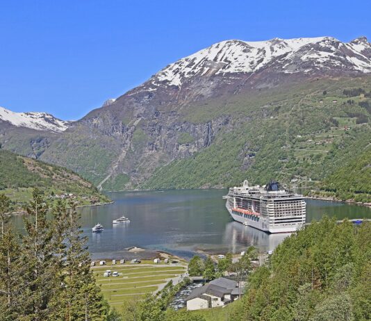 Roadtrip mit Kindern: Norwegen im Campervan Blick auf Geiranger vom Flydalsjuvet
