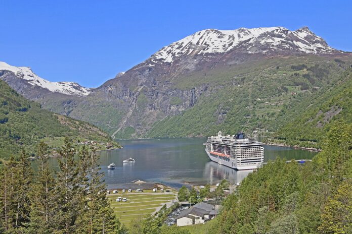Blick auf Geiranger vom Flydalsjuvet Blick auf Geiranger vom Flydalsjuvet