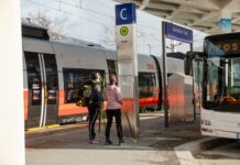 Mit dem Zug in die Berge: Ski- und Bikeferien ohne Auto Ankunft am Bahnhof Seefeld