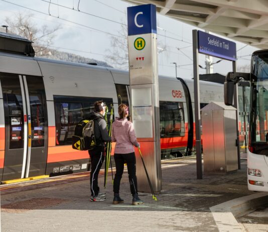 Mit dem Zug in die Berge: Ski- und Bikeferien ohne Auto Ankunft am Bahnhof Seefeld