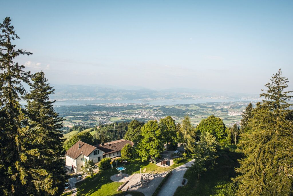 Blick vom Bachtelturm auf das Bergrestaurant und das Zürcher Oberland