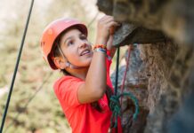 Klettersteige für Familien: Die schönsten Einsteiger-Routen Kinder am Goldgrat Klettersteig in Nauders