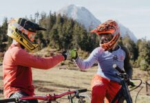 Kinderbikes mit 24 Zoll: Hardtails und Fullys im Vergleich Kinder mit ihren Bikes in Leutasch