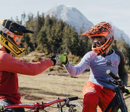 Kinderbikes mit 24 Zoll: Hardtails und Fullys im Vergleich Kinder mit ihren Bikes in Leutasch