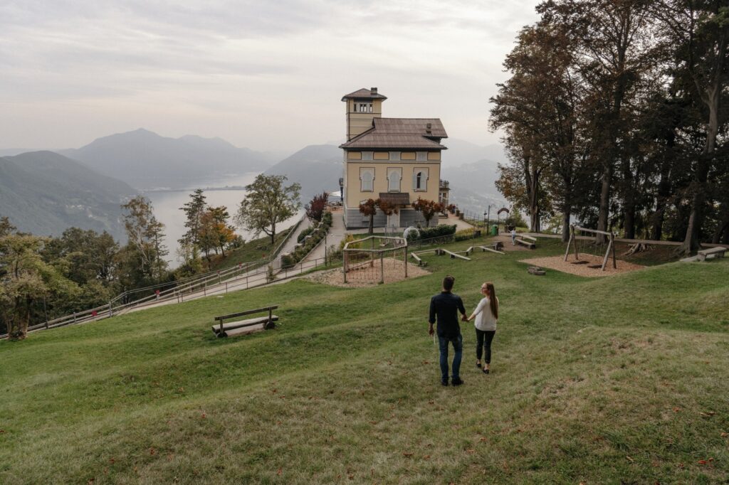 Spielwiese und Spielplatz auf dem Monte Brè mit Blick auf den Luganersee