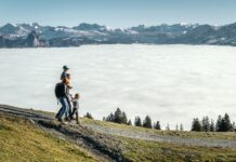 Nebelmeer mit Kindern: 4 Ausflugsberge in der Schweiz Familie mit zwei Kindern wandert auf der Rigi über dem Nebelmeer