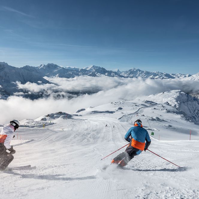 Skifahren über dem Nebelmeer in der Aletsch Arena Skifahren über dem Nebelmeer in der Aletsch Arena