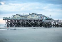 Surfen lernen an Nord- und Ostsee mit Kindern Die Pfahlbauten am Strand von St. Peter-Ording