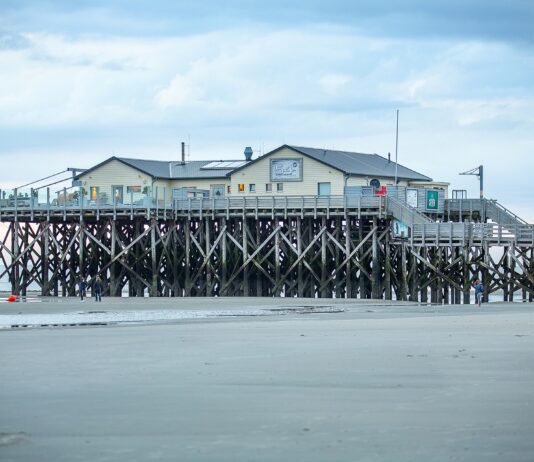 Surfen lernen an Nord- und Ostsee mit Kindern Die Pfahlbauten am Strand von St. Peter-Ording