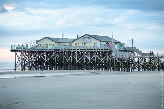 Die Pfahlbauten am Strand von St. Peter-Ording Die Pfahlbauten am Strand von St. Peter-Ording