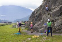 Klettern mit Kindern: Einstieg, Kurse und Ausrüstung Kinder beim Seilklettern mit Erwachsenen im Klettergarten Oberried im Ötztal